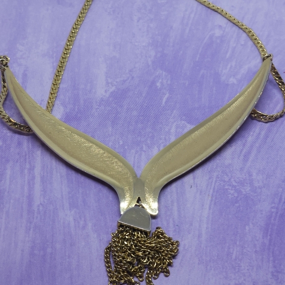 Vintage Avon Gold Tone Chain Tassel Necklace - Picture 5 of 11